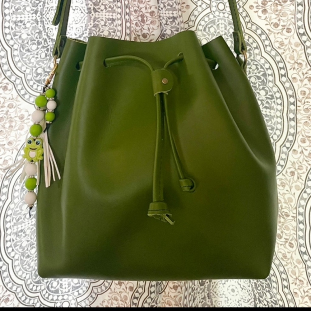 Portland Leather Apple Green Drawstring Bucket Crossbody Bag - Picture 2 of 3